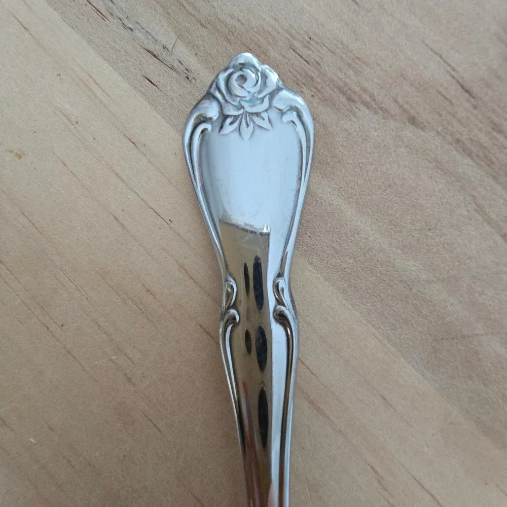 1831 Rogers Oneida‎ Arbor Rose True Rose Butter Knife Floral Handle Silverware